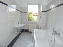 Bad mit Badewanne 2026 VERMIETET: Gro�e 3-Zimmerwohnung in zentraler Lage