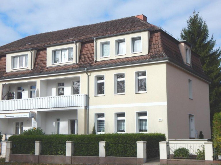 Hausansicht Stra�enseite Strausberg Wohnung RESERVIERT: Gro�e 5-Zimmerwohnung in zentraler Lage