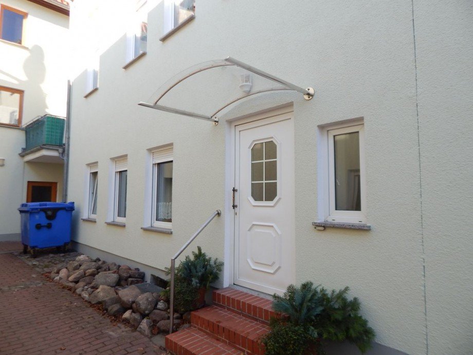 Eingang Seitenfl�gel links Wohn- / Gesch�ftshaus Strausberg