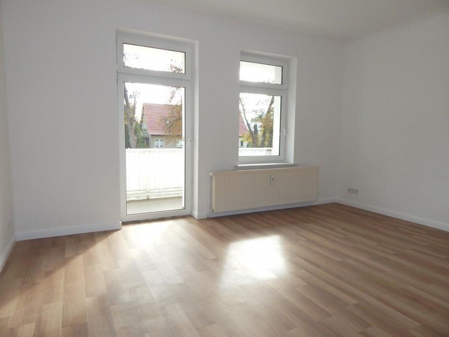 Wohnzimmer mit Balkonzugang Wohnung Strausberg